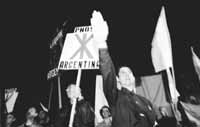 Una manifestaci&oacute;n del Partido Nuevo Orden Social Patri&oacute;tico, Pnosp, que el fin de semana fue el n&uacute;cleo del encuentro neonazi.Su jefe explic&oacute; que no se llaman "nacional socialistas", como el partido de Hitler, s&oacute;lo porque razones legales lo impiden. 