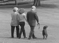 Clinton, con familia y perro, rumbo a Martha's Vineyard: a descansar tras la confesi&oacute;n.Los editoriales de los diarios lo fulminaron, y su imagen sale muy debilitada.