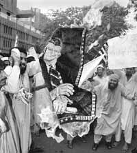 Un grupo religioso pakistan&iacute; incendia un retrato de Clinton.En varios pa&iacute;ses &aacute;rabes se hicieron actos antinorteamericanos.