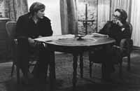 Marguerite Duras (aqu&iacute; junto a G&eacute;rard D&eacute;pardieu) habr&iacute;a seducido al delator de su marido.