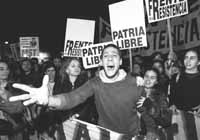 Mil manifestantes se reunieron en Barrio Norte para escrachar a Miguel Etchecolatz.No se lleg&oacute; a tirar pintura al edificio donde vive el ex mano derecha del general Ram&oacute;n Camps.