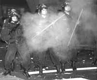 La guardia de Infanter&iacute;a persigui&oacute; a los manifestantes.Se arrojaron gases lacrim&oacute;genos dentro de la facultad.
