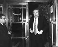Para Toma, los inmigrantes se hacen procesar para quedarse en el pa&iacute;s y seguir delinquiendo. Antes, el presidente Carlos Menem hab&iacute;a reclamado "tolerancia cero" y Mano dura" con los delincuentes.