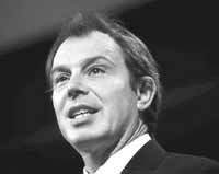 El premier brit&aacute;nico, Tony Blair, es el fact&oacute;tum (arr.).