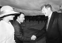 Carlos Menem y su hija Zulema, de punta en blanco, llegaron ayer a Inglaterra en visita oficial.