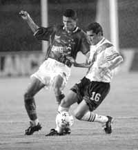 Marcelo G&oacute;mez lidera el combate por la pelota.