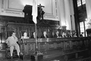 En 1990, el actual gobierno argentino us&oacute; su mayor&iacute;a en el congreso para crearse una s&uacute;bita Corte Suprema, aumentando su n&uacute;mero de cinco a nueve miembros.