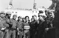 Menem en Croacia, visitando uno de los primeros grupos argentinos.Todos eran voluntarios, pero cost&oacute; reclutarlos para una guerra.
