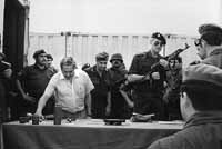 Erman Gonz&aacute;lez y el general Balza inspeccionando armas capturadas.Las que exhibieron eran rusas: no mostraron las argentinas.