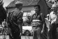 Menem y Di Tella en la base argentina de los cascos azules.La presencia de armas nacionales era conocida por todos en la zona.