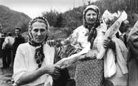 Bosnios musulmanes desplazados de la zona de combate en Trnovo.En el fuego cruzado, recib&iacute;an impacto de artiller&iacute;a argentina.