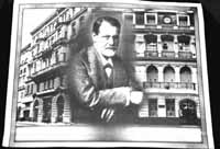 Sigmund Freud en 1895. Como fondo, su casa en Viena, donde atendi&oacute; durante m&aacute;s de 40 a&ntilde;os."Dejar de lado en los tratamientos la sexualidad infantil reprimida es repudiar el psicoan&aacute;lisis."