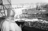 El Papa bendice a los peregrinos ayer desde el balc&oacute;n central de la Bas&iacute;lica de San Pedro.
