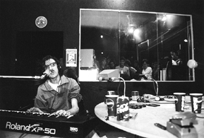 DOINGO 4 AM. Festejada irrupci&Ucirc;n de Charly Garc&Igrave;a (qui&Egrave;n si no...) en el estudio de radio BAND, con rotura de vidrio inclu&Igrave;da. As&Igrave; es el aguante.