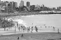 El buen tiempo ayud&oacute; ayer para que miles de turistas disfrutar&aacute;n de la playa. A la tarde llovio.