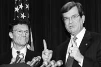 Trent Lott (izq.) y Tom Daschle deciden sobre la extensi&oacute;n de las primeras sesiones.