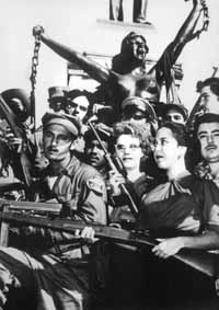Hombres y mujeres de las fuerzas revolucionarias de Fidel desfilan por La Habana hace 40 a&ntilde;os.