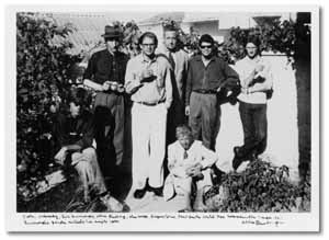 Una instant&aacute;nea de T&aacute;nger en 1961, en el jard&iacute;n delantero de la pensi&oacute;n de William Burroughs.