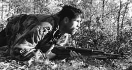 Conflicto de baja intensidad. Un guerrillero del ELK se infiltra hasta 100 metros en posiciones serbias.