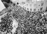 El acto en Suipacha y Arroyo. De la R&uacute;a y Chacho acudieron oficialmente, Meijide de inc&oacute;gnito.