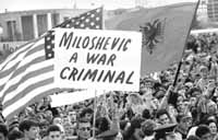 Unas 10.000 personas se reunieron en Tirana, capital de Albania, para denunciar las masacres del l&iacute;der serbio Milosevic.