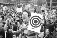 Unas 10.000 personas en Belgrado, capital yugoslava y serbia, protestaron contra los bombardeos.