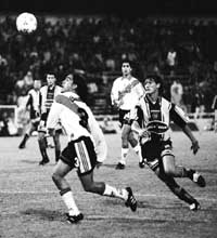 Juan Pablo Sor&iacute;n busca la pelota ante el central Gerbaudo.