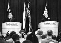 Igor Ivanov y Madeleine Albright ante la prensa en el hotel internacional de Oslo.