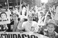 Miembros de la Agrupaci&oacute;n de Detenidos Desaparecidos festejan ayer en las calles de Santiago.