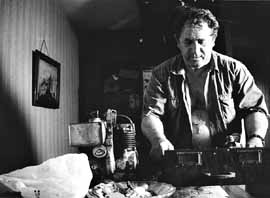 Luis Margani en su taller, con el afiche del film de Trapero en el lugar de los t&iacute;picos almanaques.Los clientes que no lo conocen no pueden creer que lo interprete. Los que lo conocen, tampoco.