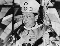 Miguel Medina, el vicario. Fue el primer gran choque.Alfons&iacute;n le contest&oacute; como antes a Reagan en la Casa Blanca.