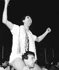 Alex Rodr&iacute;guez celebra el triunfo y el ascenso a Primera.El uruguayo hizo la jugada previa al gol decisivo de Bustos.