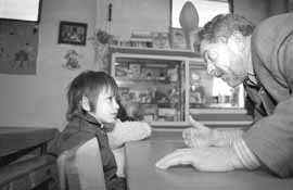 Con Miguel, en una charla de hombre a hombre.Se conocieron en el barrio junto al camino del Buen Ayre.