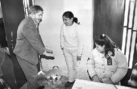 Hac&iacute;a mucho fr&iacute;o y las brasas en el balde ayudaron a Lula.El l&iacute;der quizo conocer, por curiosidad, un barrio humilde argentino. directo, y 