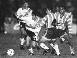 Aimar se lleva la pelota a pesar de la infracci&oacute;n del defensor pincha.