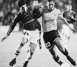 Barijho y Tuzzio forcejean durante el primer tiempo.