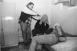 Un simulacro de toma de rehenes realizado en el marco del curso para negociadores.Los instructores reciben asesoramiento del FBI, la DEA y la Polic&iacute;a Judicial francesa.