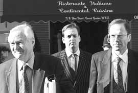 Clive Nichols (der.) y Michael Kaplan, dos de los abogados de Pinochet, rumbo al tribunal.Seg&uacute;n la defensa, las torturas fueron "hechos espont&aacute;neos", "como ocurren en cualquier lugar del mundo".