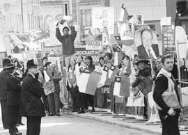 Los pinochetistas protestan ante el tribunal ayer.Los abogados dijeron que Pinochet ten&iacute;a "inmunidad personal".