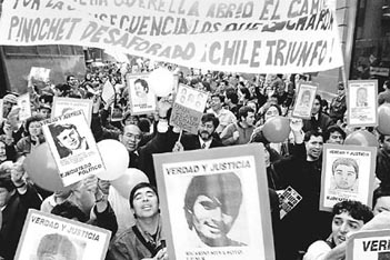 Manifestantes antipinochetistas inundan las calles de Santiago para festejar el fallo.