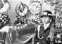 La Polic&iacute;a Militar custodia el f&eacute;retro de un militar muerto.