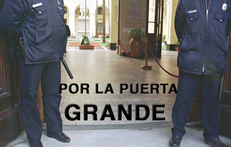 Entrada principal del Departamento Central de Polic&iacute;a, por donde salieron los fugados