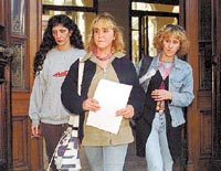 Esposas de los detenidos por la AMIA: Alicia Conti, Gabriela Schirnpa, esposa de Barreda, y la mujer de Juan Jos&eacute; Ribelli.