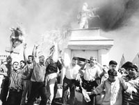 Manifestantes palestinos quemaron banderas israel&iacute;es ante el monumento al soldado desconocido en Gaza. 