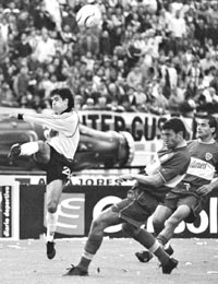Ortega, la figura de river, Matell&aacute;n y delgado miran. 