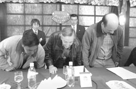 N&eacute;stor Kirchner con los gobernadores Maza (La Rioja) y Manfredotti (Tierra del Fuego).