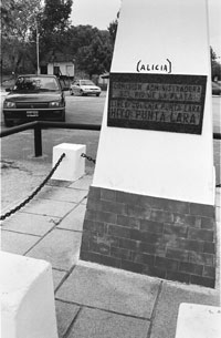     Hito Punta Lara, sobre la costa del R&iacute;o de la Plata. Referencia del lugar donde comenzar&aacute; el puente.