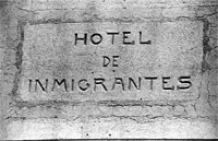 n La restauraci&oacute;n comprende los revoques, todos los ornamentos, 