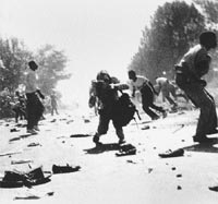Kevin Carter fotografiado por Ken Oosterbroek, Soweto, abril de 1993