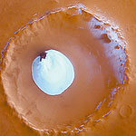 Un cráter con agua (congelada)